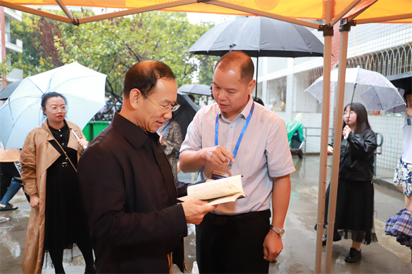 校党委副书记闫祖书视察必赢766net手机版迎新准备工作.jpg